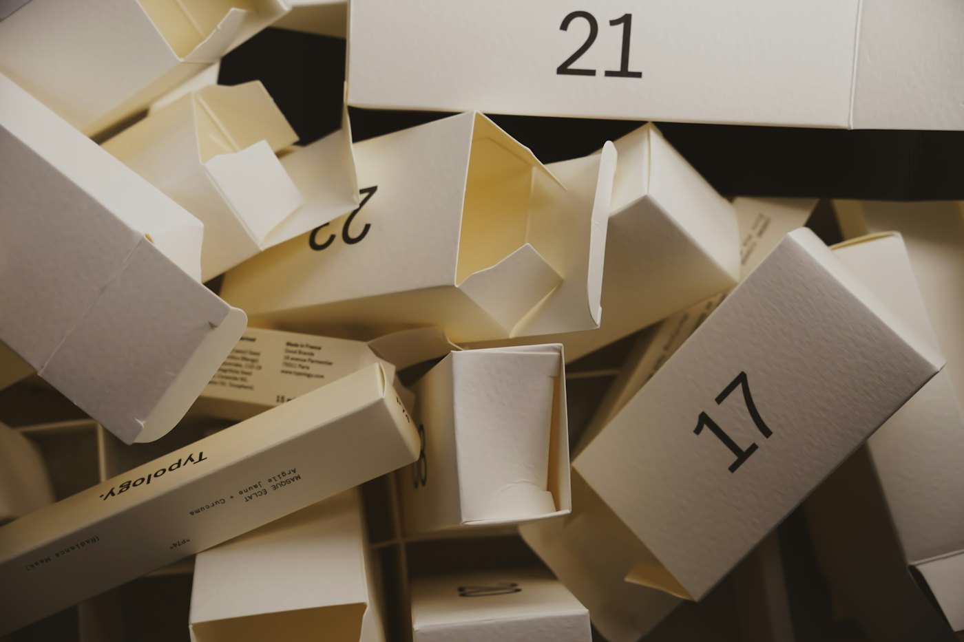 Crèmekleurige genummerde doosjes van een adventskalender